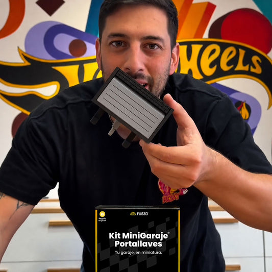 MiniGaraje Portallaves™ + Hot Wheels + llavero F1